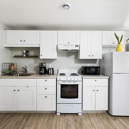 One Bedroom Apartment Moncton North ! Екстер'єр фото