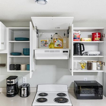 One Bedroom Apartment Moncton North ! Екстер'єр фото