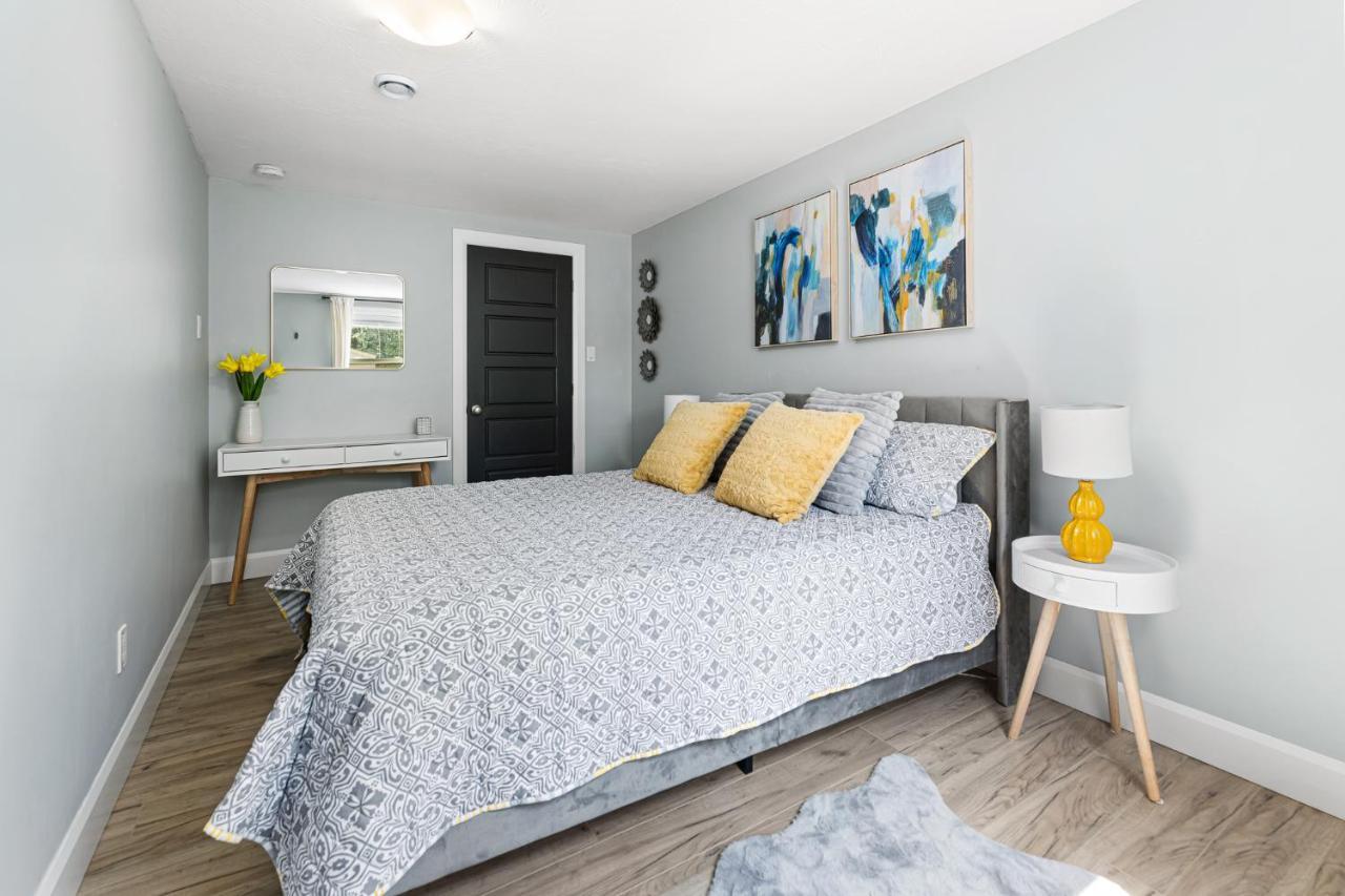 One Bedroom Apartment Moncton North ! Екстер'єр фото