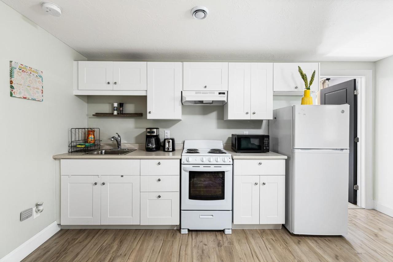 One Bedroom Apartment Moncton North ! Екстер'єр фото