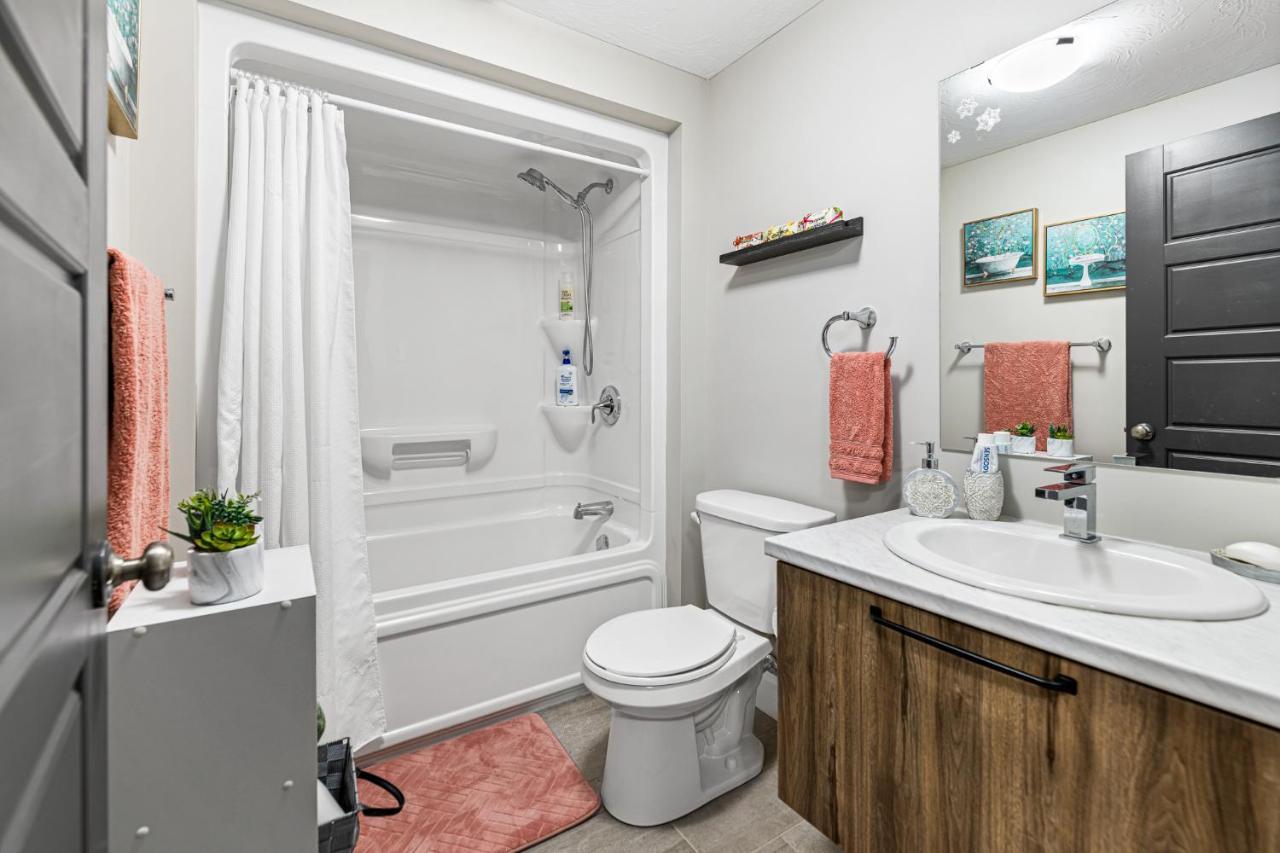 One Bedroom Apartment Moncton North ! Екстер'єр фото